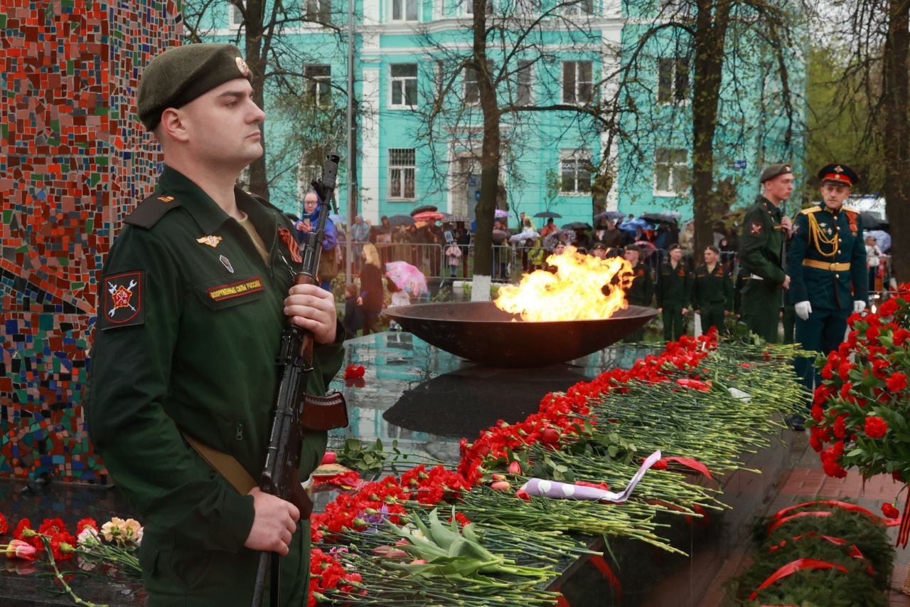 В Дзержинске прошла церемония возложения цветов к Мемориалу Вечного огня |  09.05.2022 | Дзержинск - БезФормата